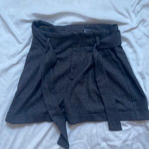 Medium dress shorts with tie in front